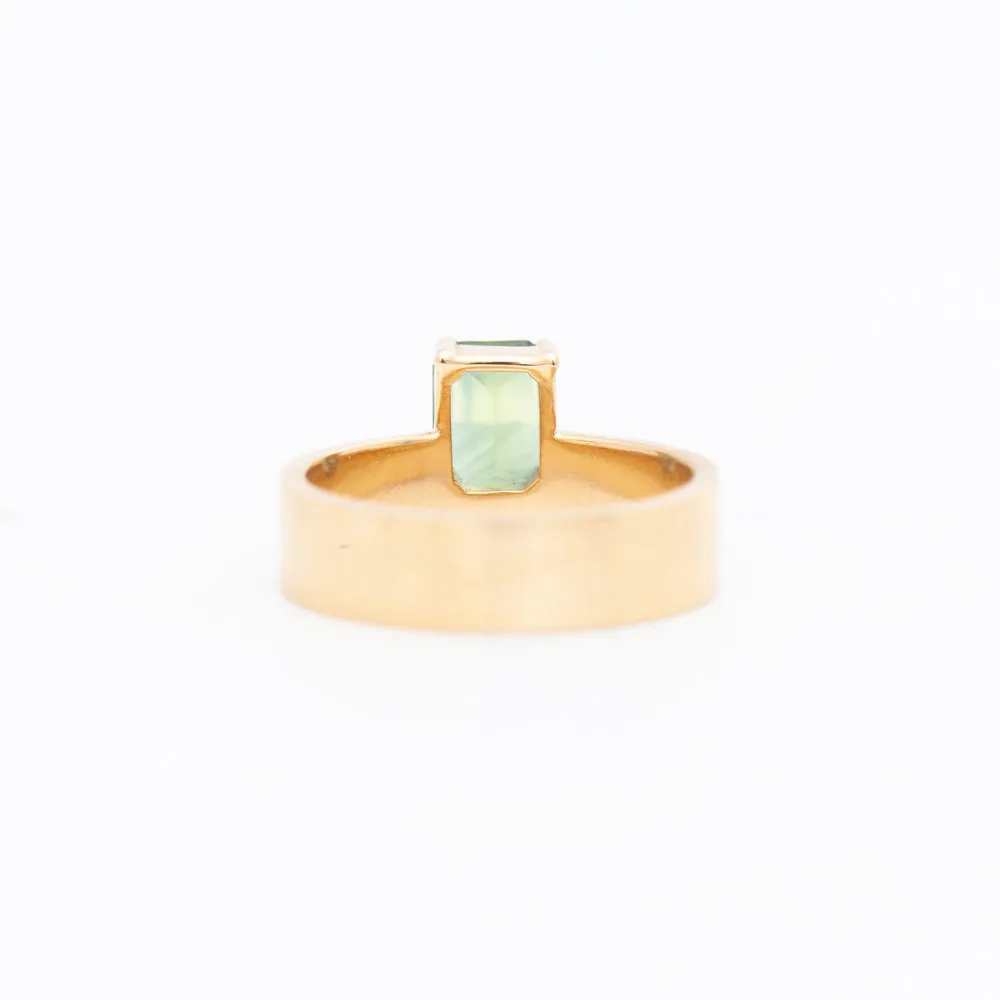 1.38 ct Australian Gradient Sapphire Vertical Monolith Ring