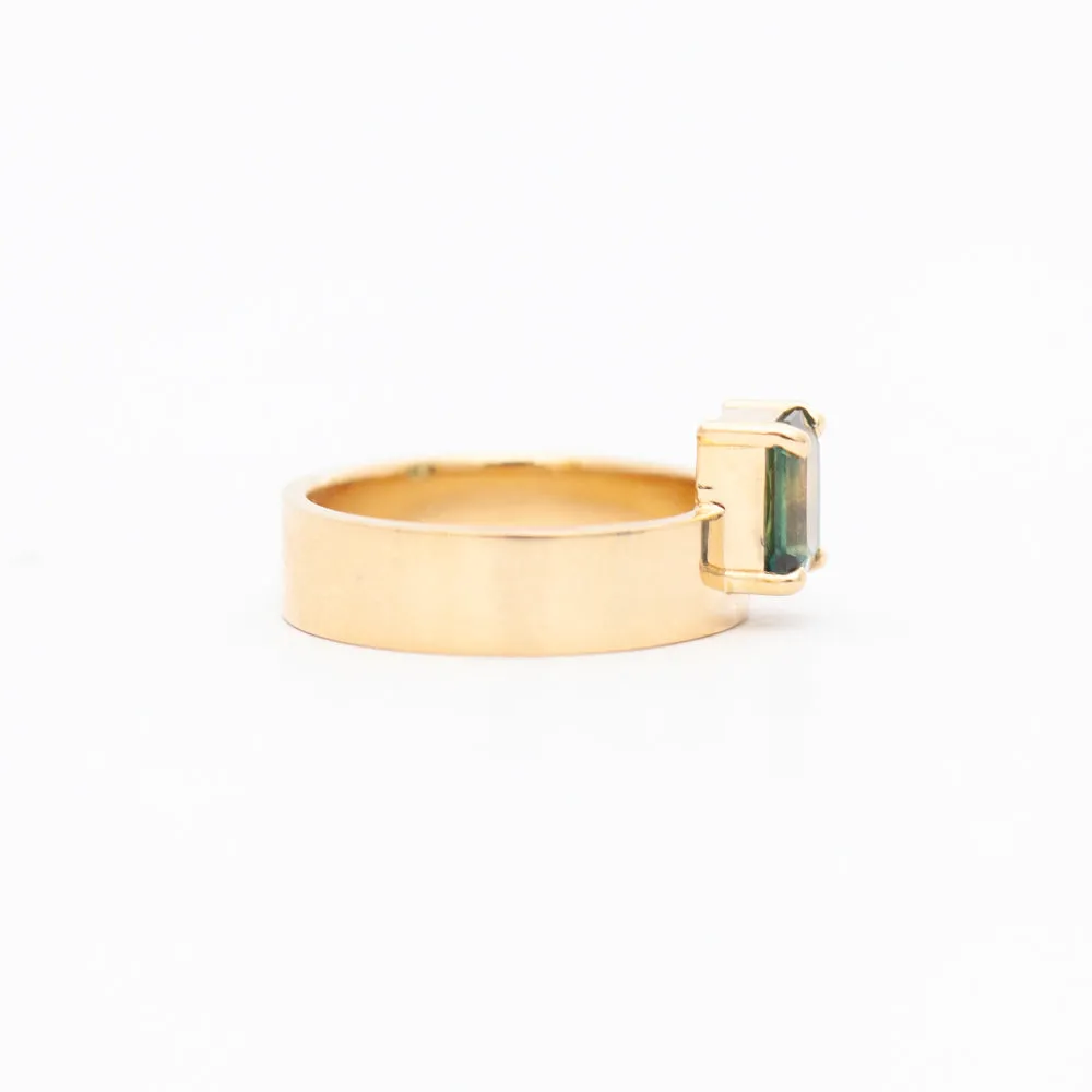 1.38 ct Australian Gradient Sapphire Vertical Monolith Ring
