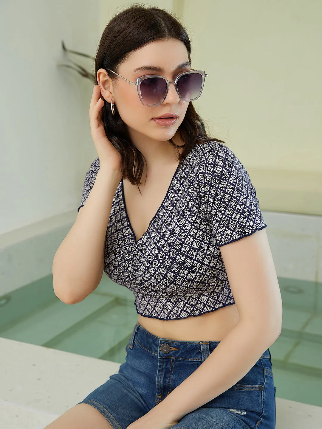 Berrylush Women Navy Blue & Black Conversational Printed V-Neck Cotton Lettuce Trim Knitted Crop Top
