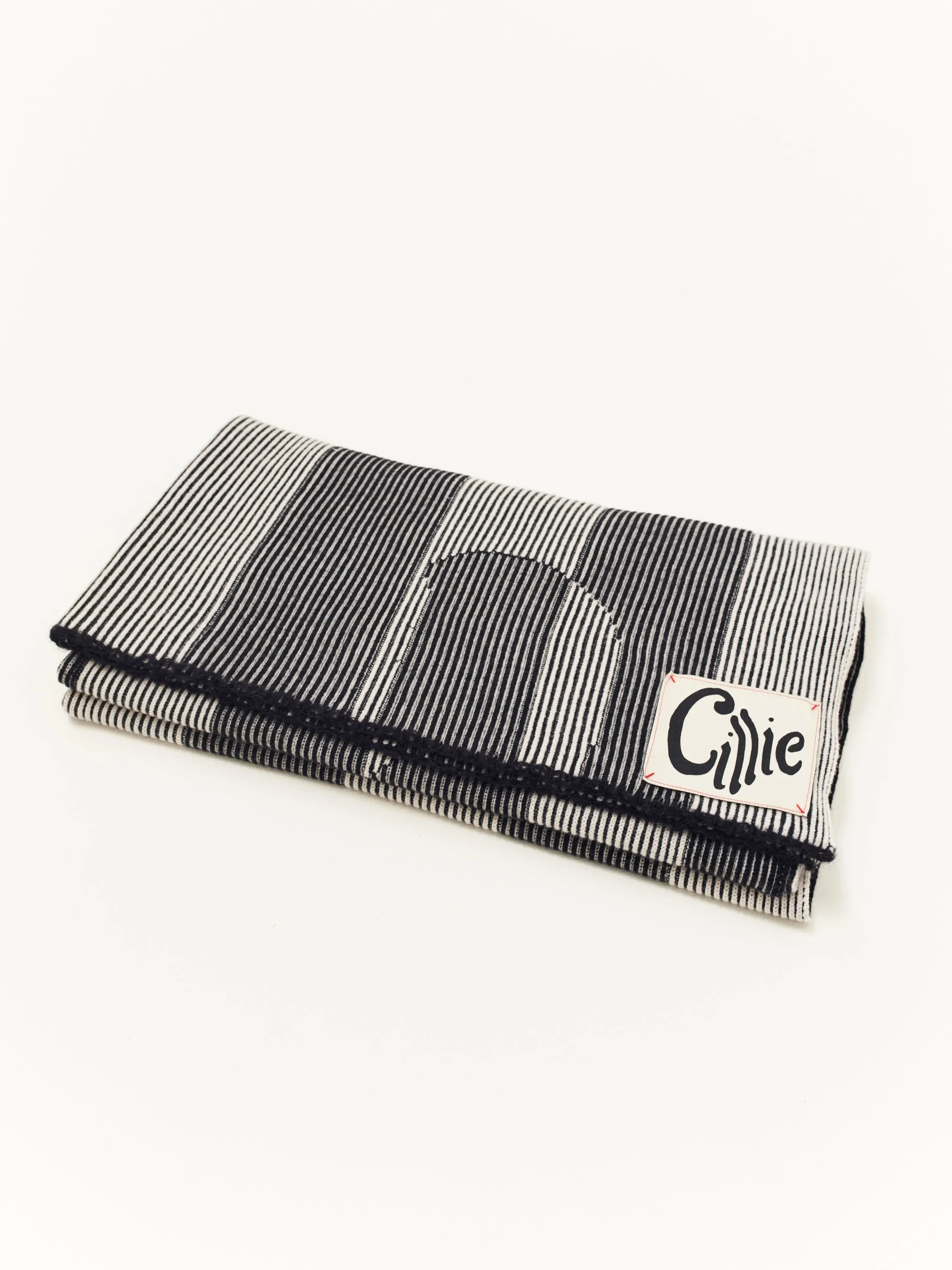 CILLIE - KNITTED INVERSE THROW - B   W