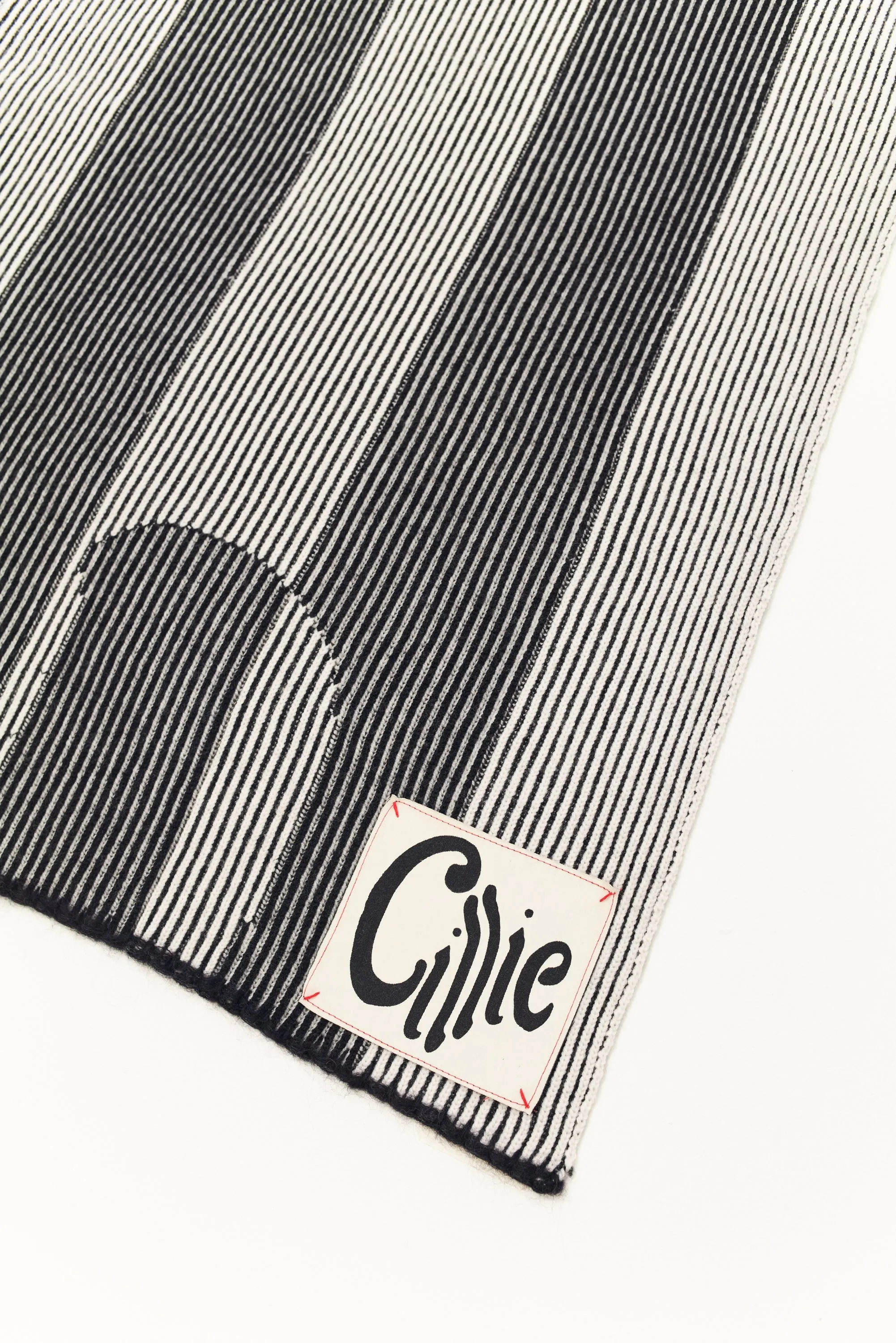 CILLIE - KNITTED INVERSE THROW - B   W