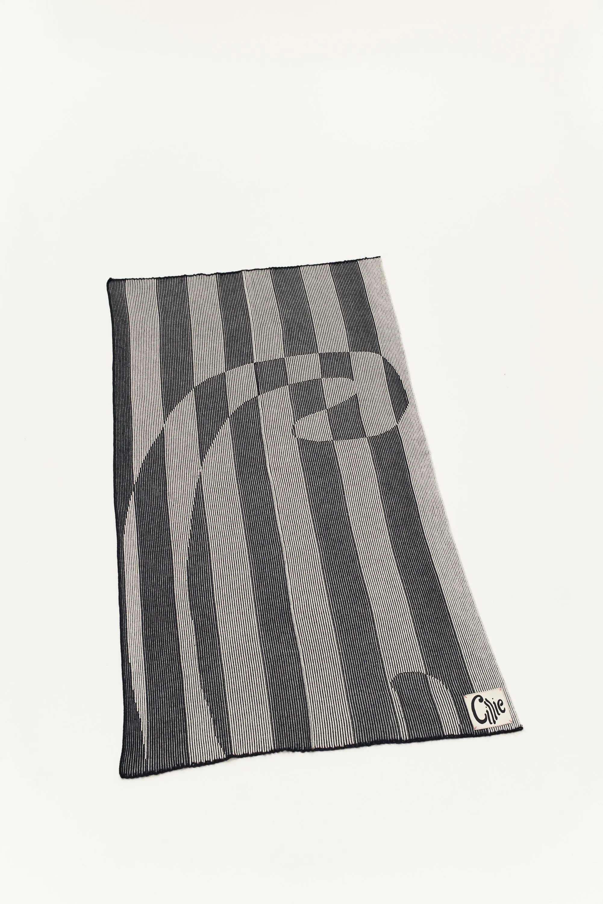 CILLIE - KNITTED INVERSE THROW - B   W